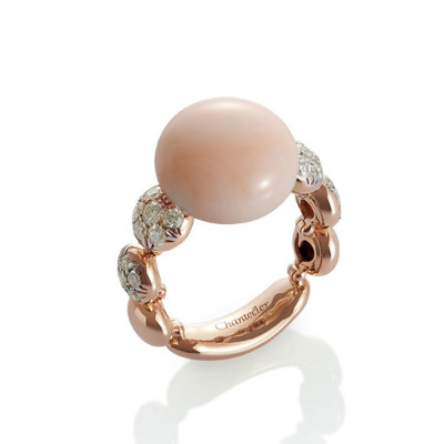 Anello in oro rosa, diamanti e corallo rosa