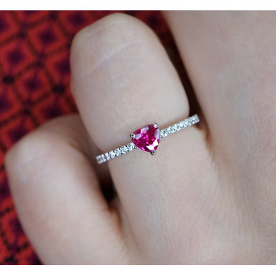 Anello Cuore diamanti e rubino rosa