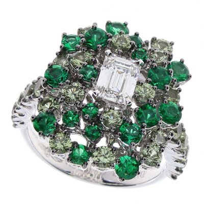 Anello Mimosa in oro bianco, zaffiri e smeraldi ct. 2,91 e diamante centrale ct. 0,71 F SI1