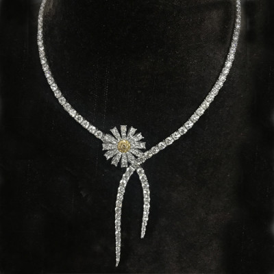 Collana Margherita in oro bianco e diamanti