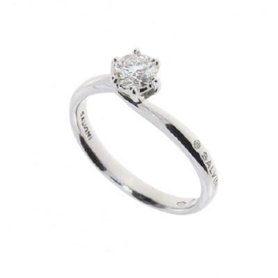 Anello solitario in oro bianco